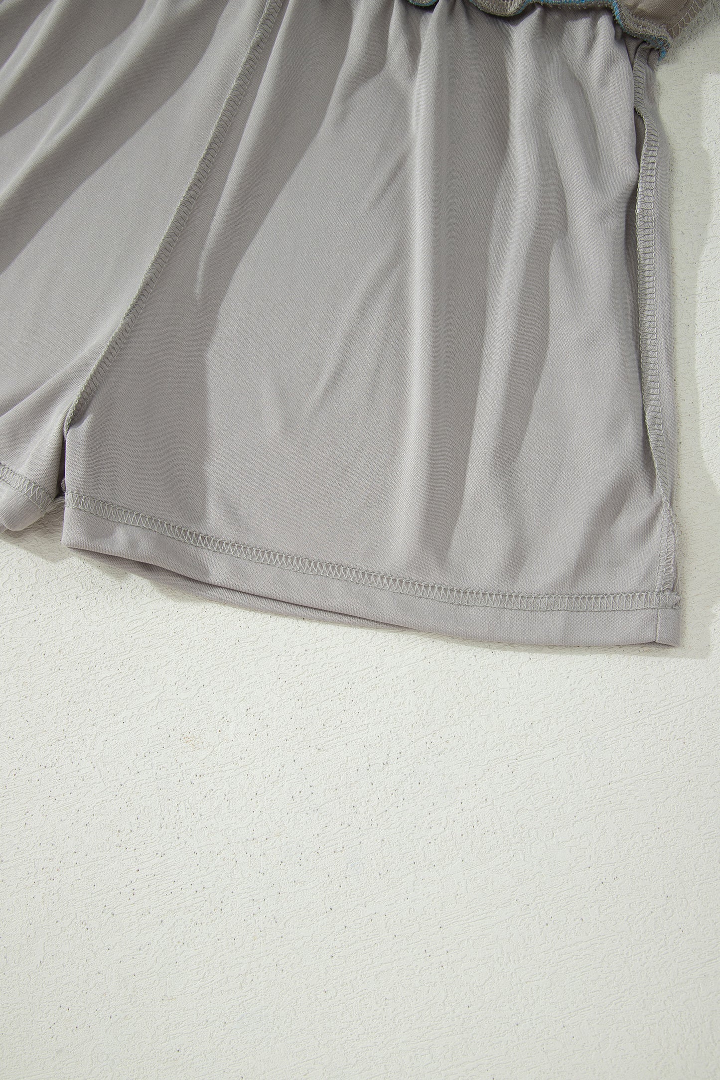 Ensemble 2 pièces jupe-short mini à cordon, veste zippée sport vert fumée à bord contrastant