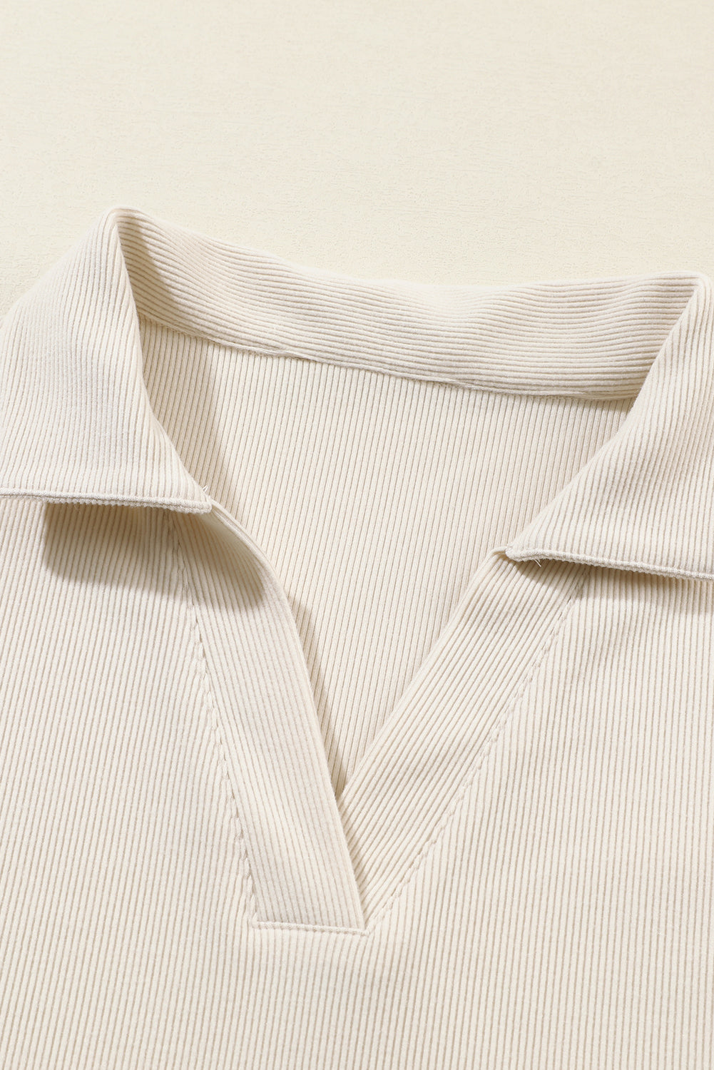 2pcs Beige Collared Split Neck Ribbed Athleisure Outfit