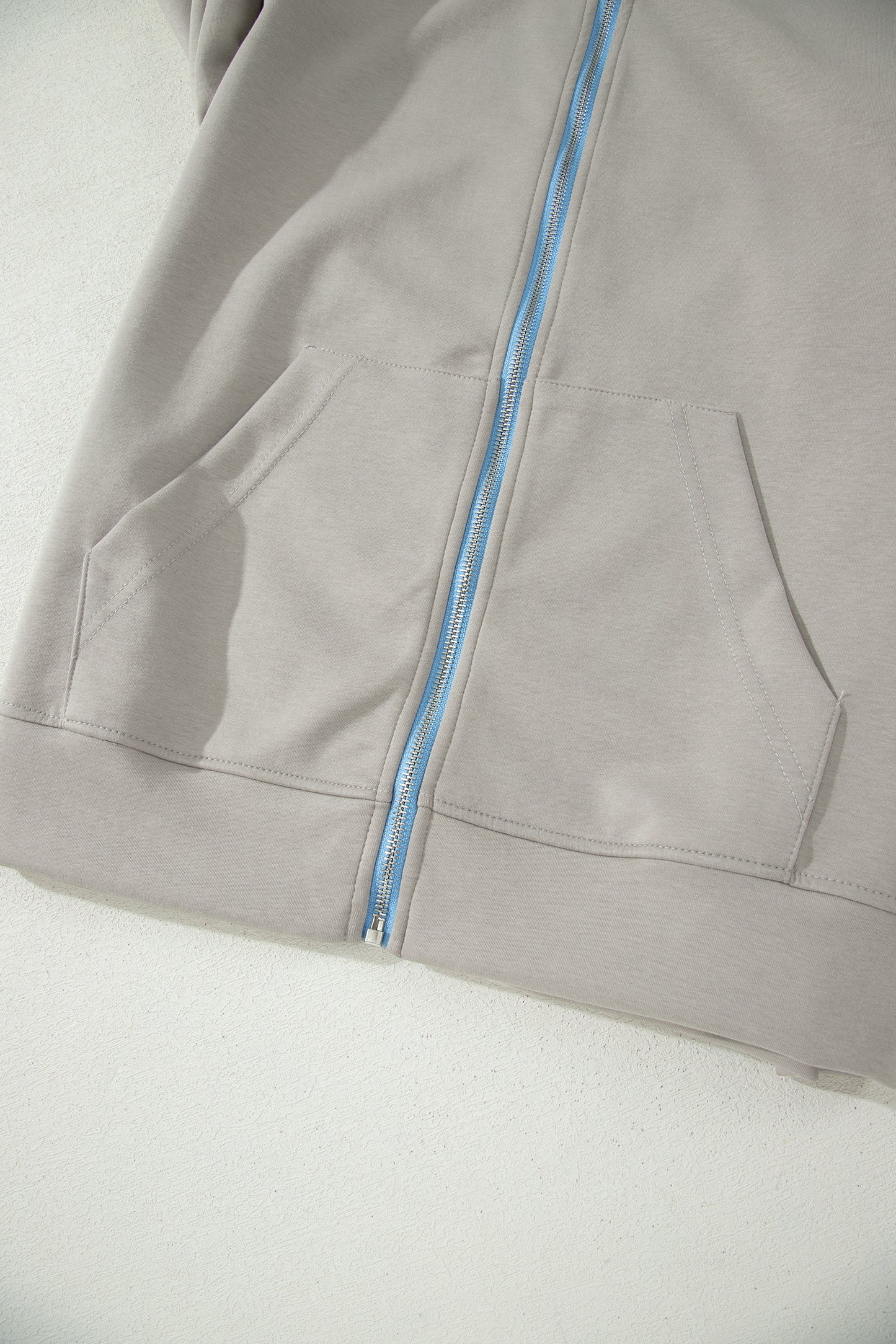 Ensemble 2 pièces jupe-short mini à cordon, veste zippée sport vert fumée à bord contrastant